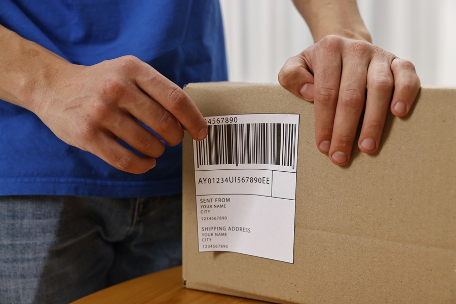 Codici a barre stampati su etichette adesive per prodotti e logistica